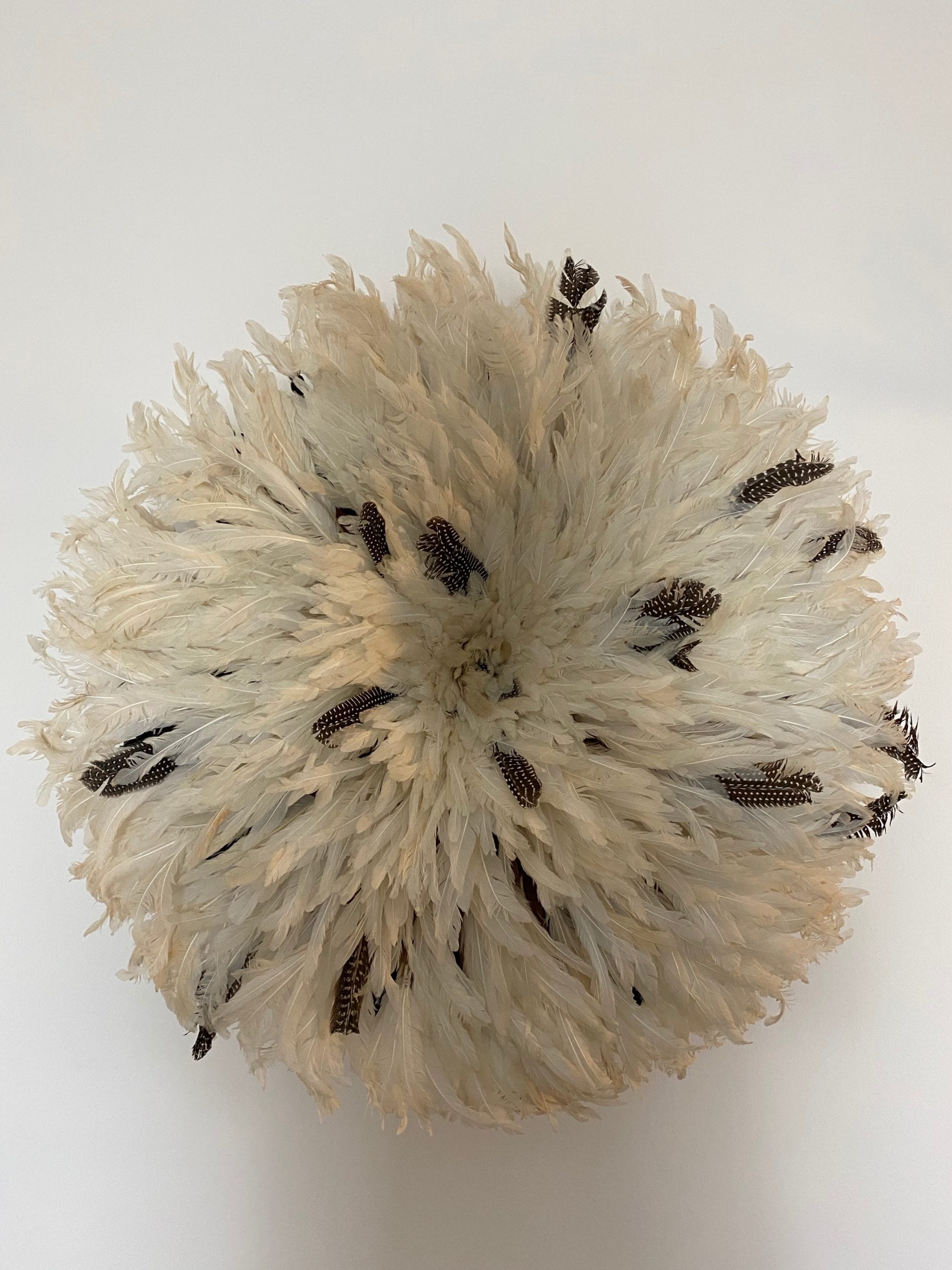 Fjer vægdekoration juju hat - hvid og sort