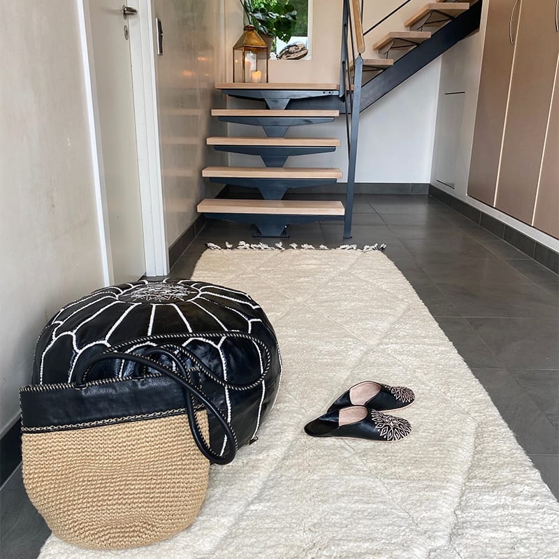 Puf i læder med broderi -sort - Billede 4