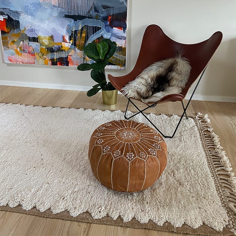 Puf i lysebrunt læder med broderi - Billede 2