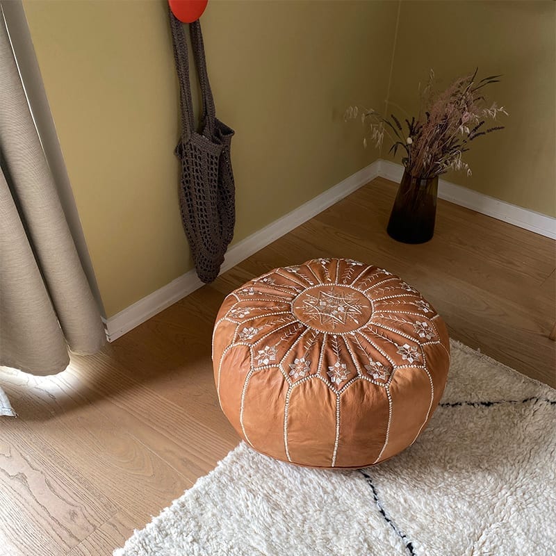 Puf i lysebrunt læder med broderi - Billede 5