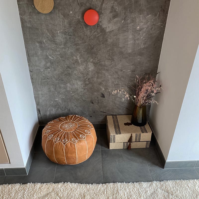 Puf i lysebrunt læder med broderi - Billede 3