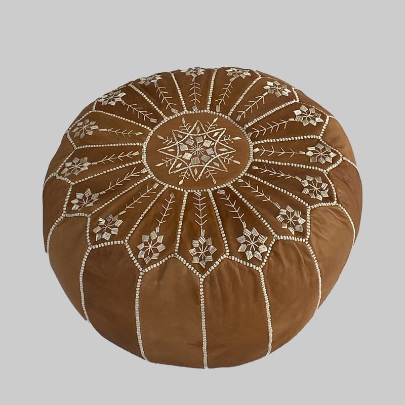 Puf i lysebrunt læder med broderi