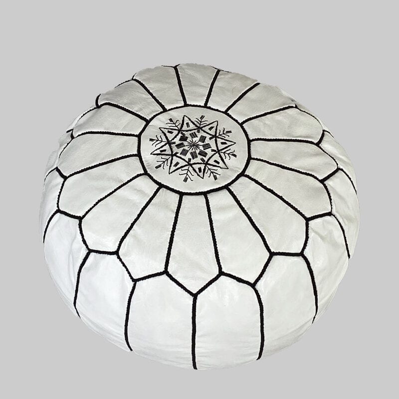 Puf i læder med broderi - hvid