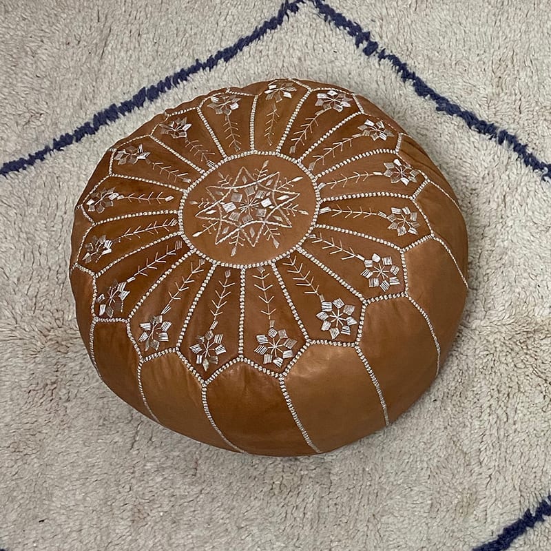 Puf i lysebrunt læder med broderi - Billede 6
