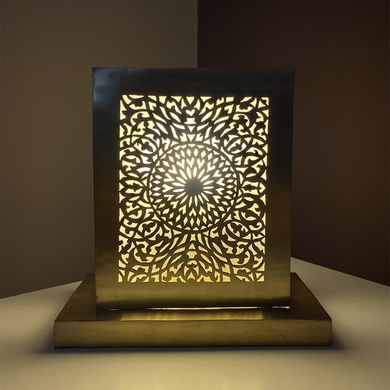 Firkantet bordlampe med Marokkansk mønster i guldmetal tændt