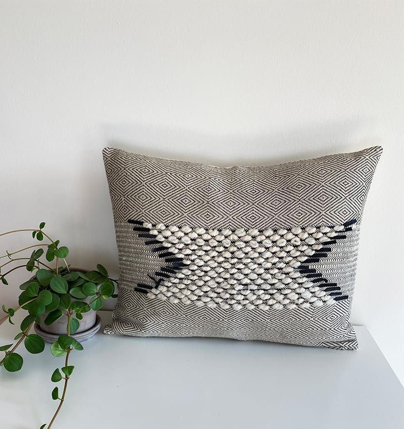 Pudebetræk med uld og lædermønster (sort/hvid)