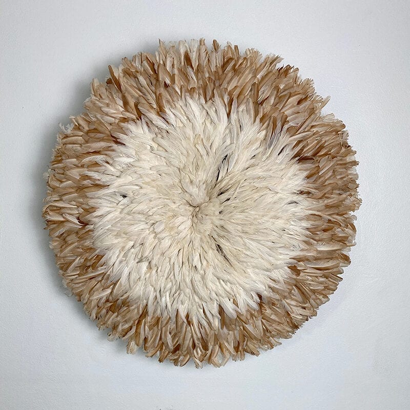 Fjer vægdekoration juju hat - lysebrun med stor hvid midte