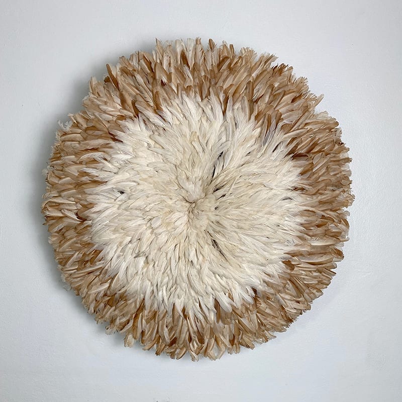 Fjer vægdekoration juju hat - lysebrun med stor hvid midte