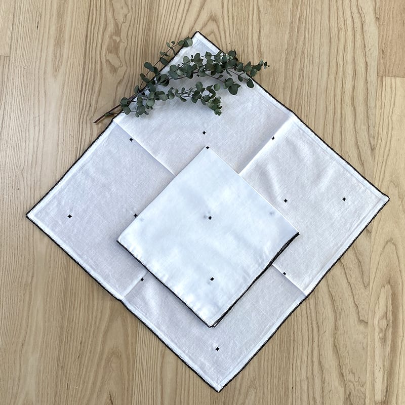 Stofserviet med håndbroderet mønster - sort - Billede 2