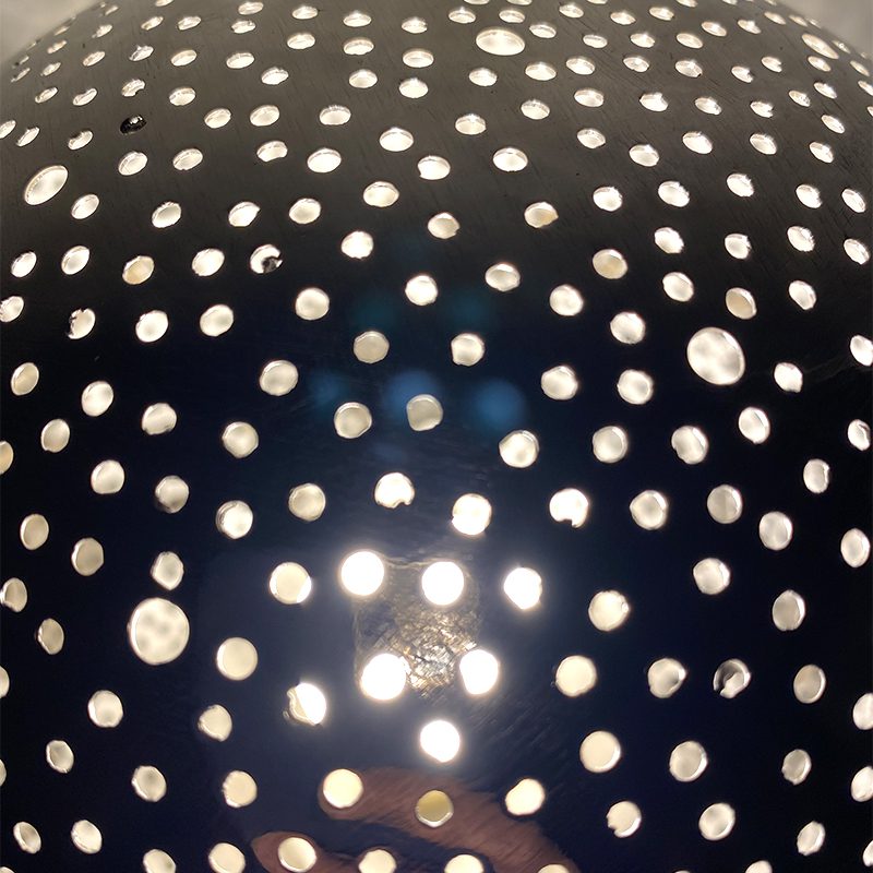 Rund Marokkansk bordlampe i sølvmetal med enkelt hulmønster tæt